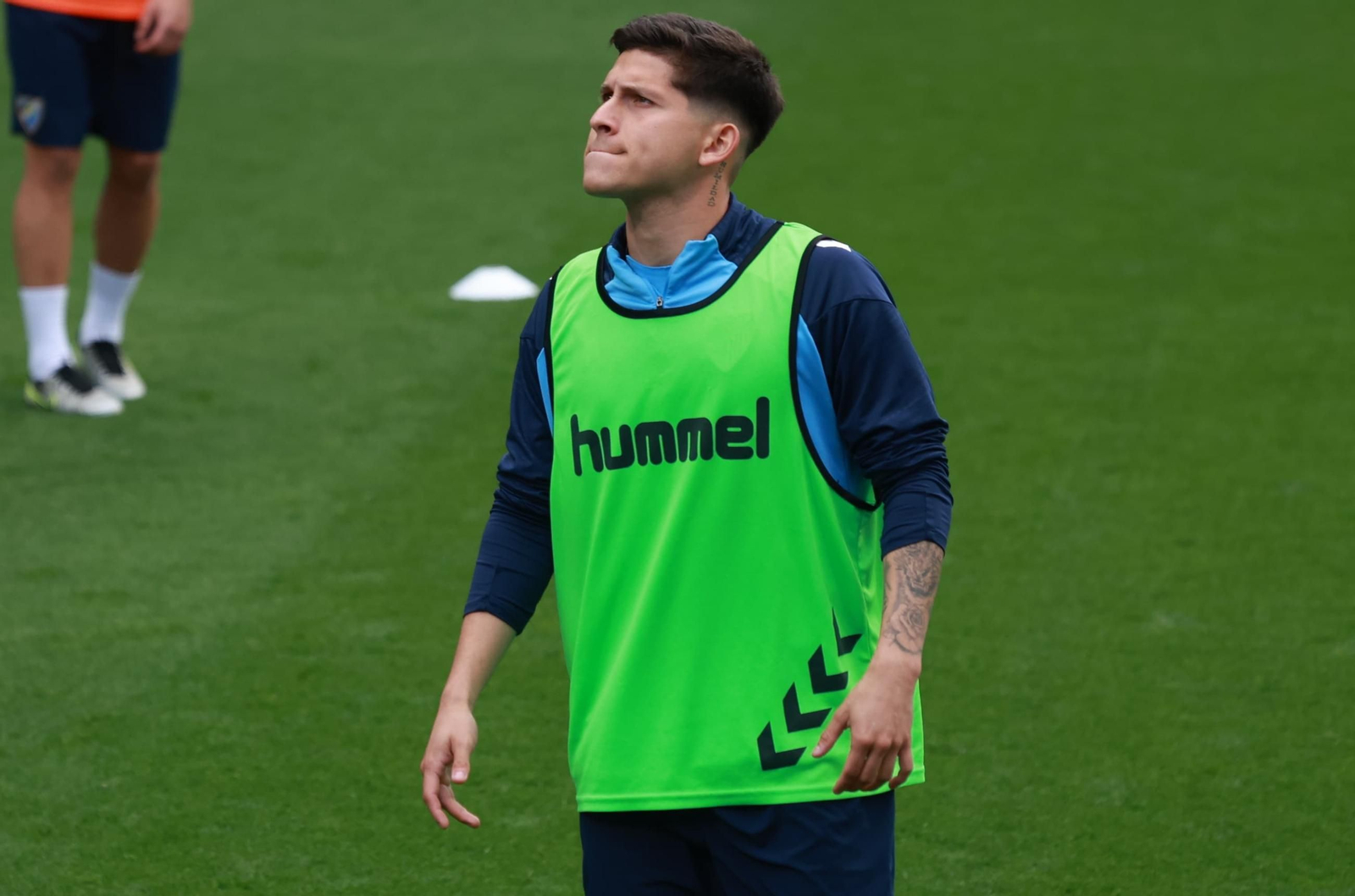 El Málaga CF se divierte con baloncesto en La Rosaleda antes de medirse al Racing de Ferrol