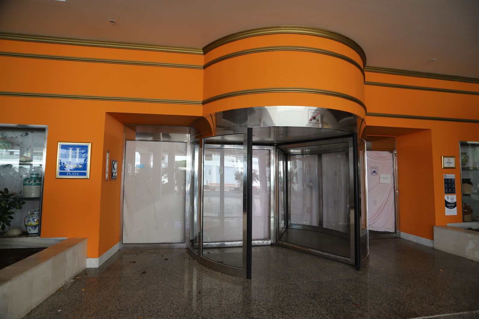 Un establecimiento hotelero cerrado.