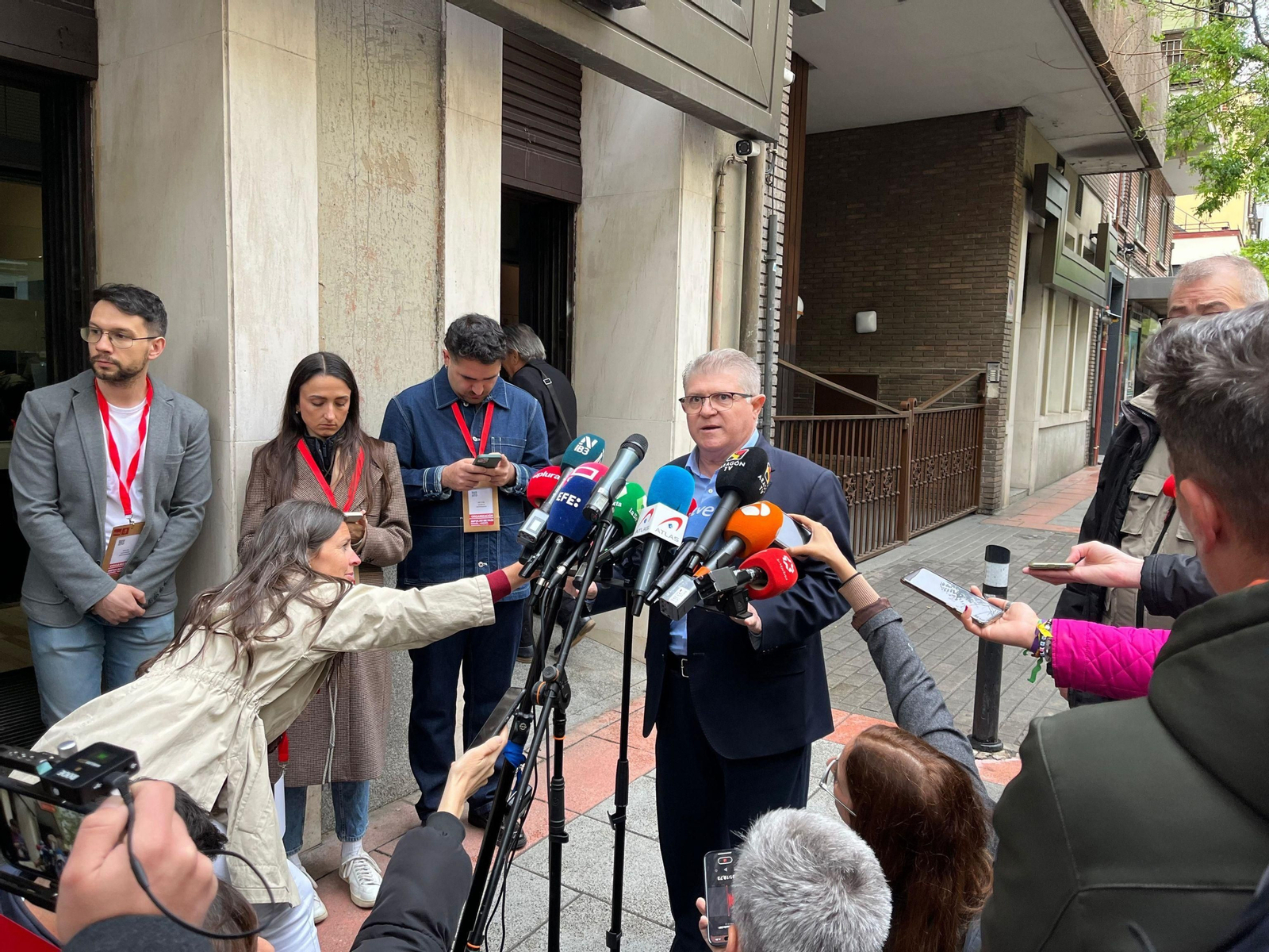 La militancia socialista apoya en la calle a Pedro Sánchez