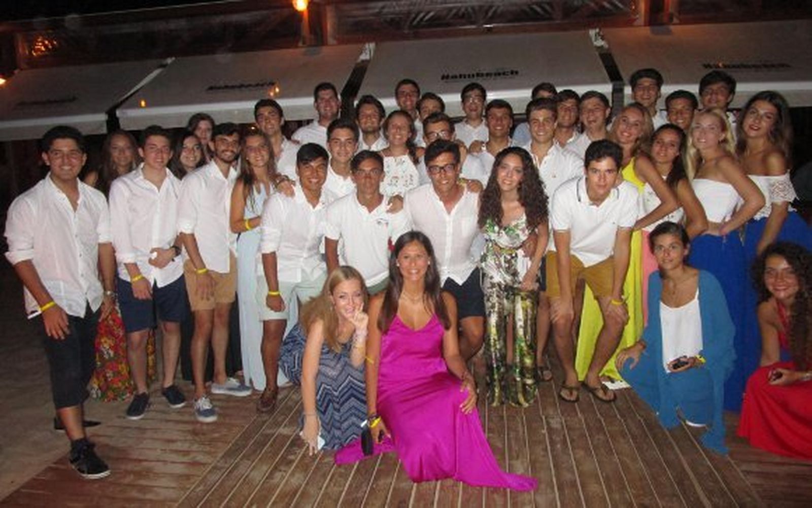 Los anfitriones Blanca Castro Domínguez y Pepe Peinado Pérez, rodeado del grupo de amigos y familiares, durante la celebración de sus dieciocho años, en la fiesta en el chiringuito del Nahu Beach, en la playa de Cortadura.  Foto: Ignacio Casas de Ciria