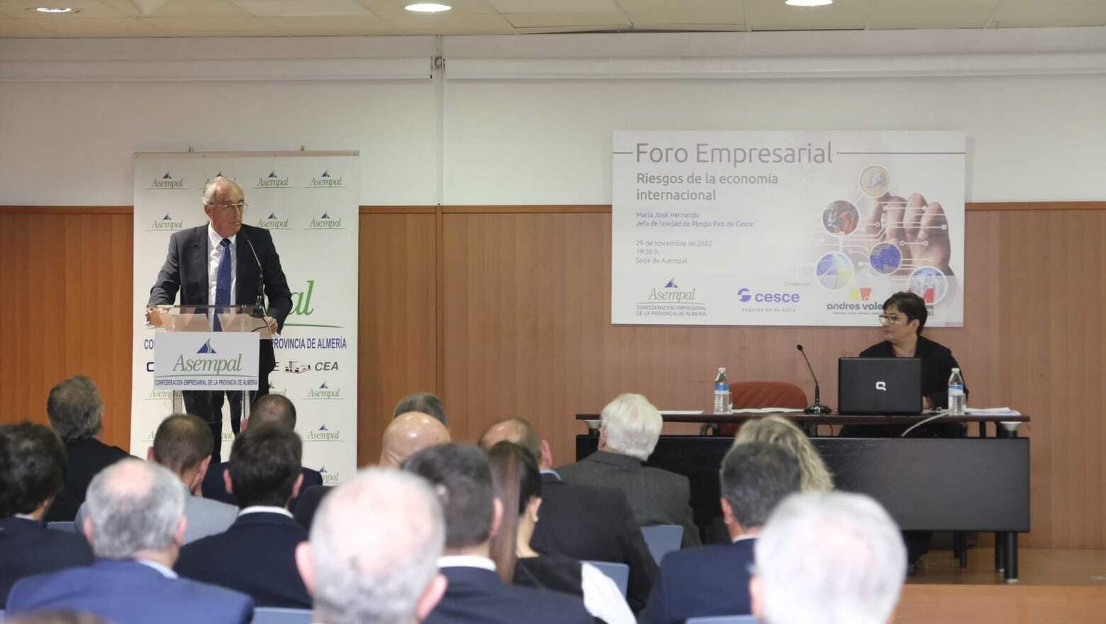 José Cano, al uso de la palabra, con María José Hernando escuchando sus palabras.