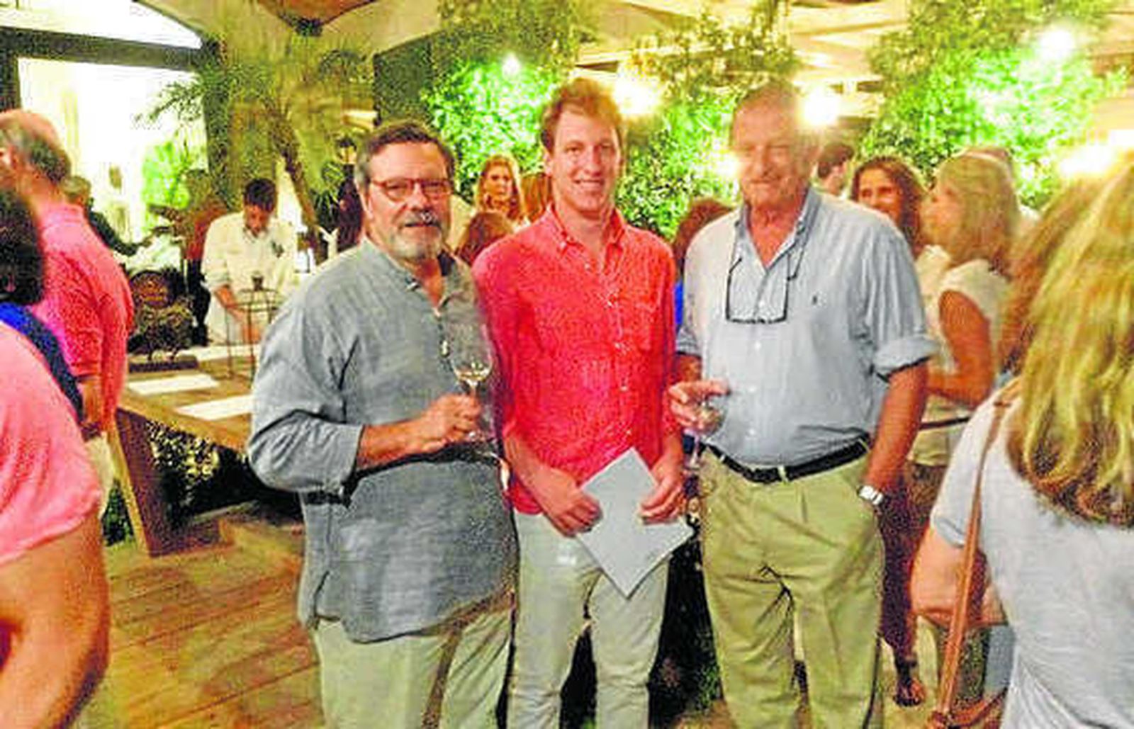 El escultor con Tony Bonet y Santiago Benjumea, durante el cóctel.

Foto: Ignacio Casas de Ciria