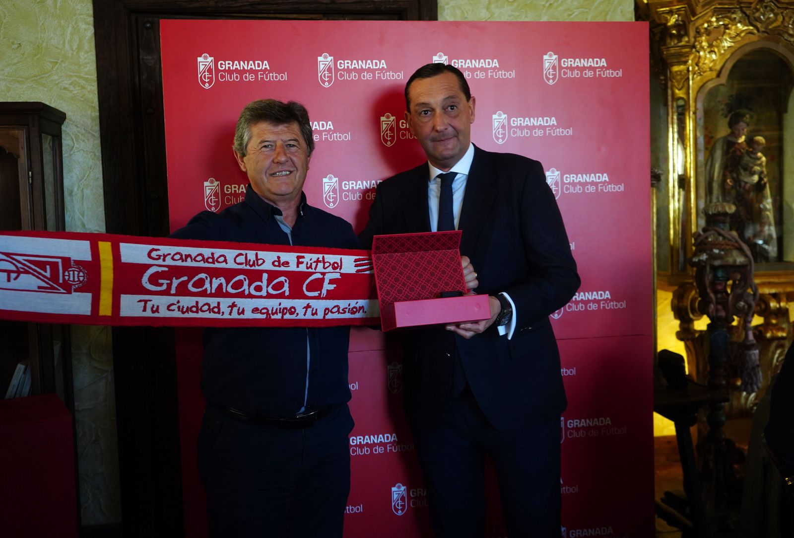 Las mejores imágenes del acto a los abonados del Granada CF con 25 y 50 años de antigüedad