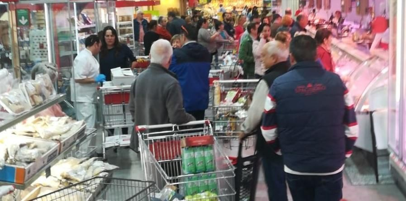 Aspecto que presentaba esta mañana un supermercado Deza.