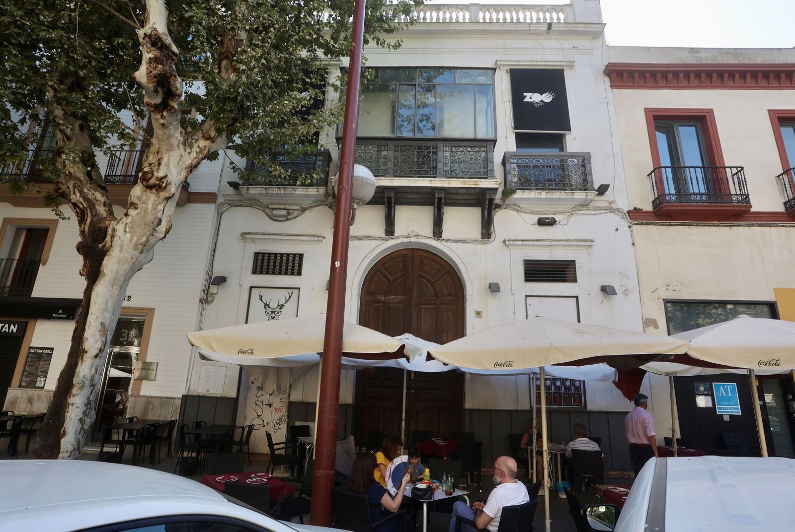 El edificio se encuentra en el número 30 de la calle Marqués de Paradas.