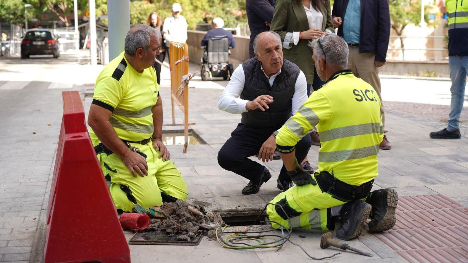 El alcalde de Algeciras, José Ignacio Landaluce, charla con los operarios que trabajan en la subida hacia Blas Infante.