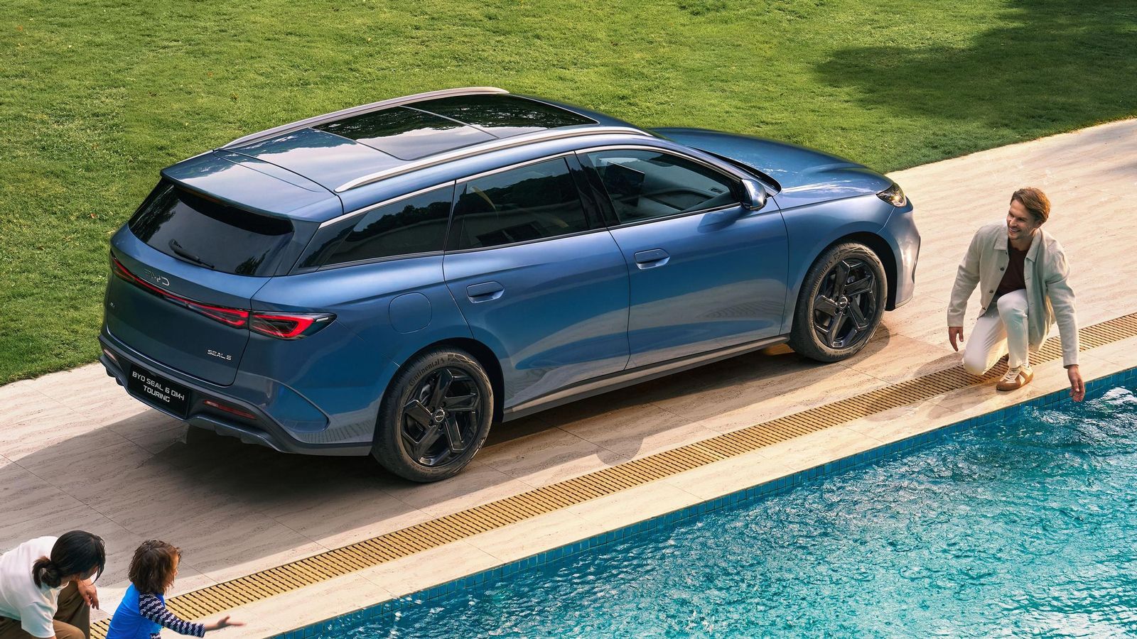 El familiar no sólo ofrece en el mismo tamaño un acceso más cómodo al maletero que el sedán, sino que también aporta un maletero más capaz.