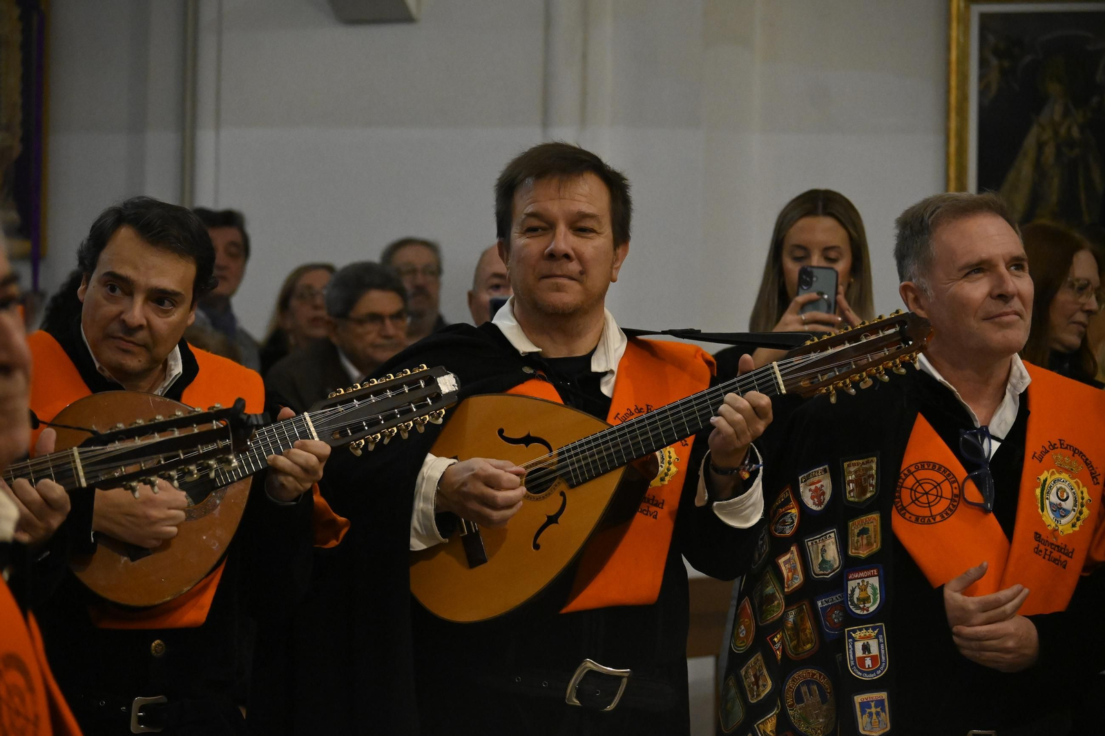 Imágenes de la tradicional tuna de empresariales tocando en el monumento de la Inmaculada