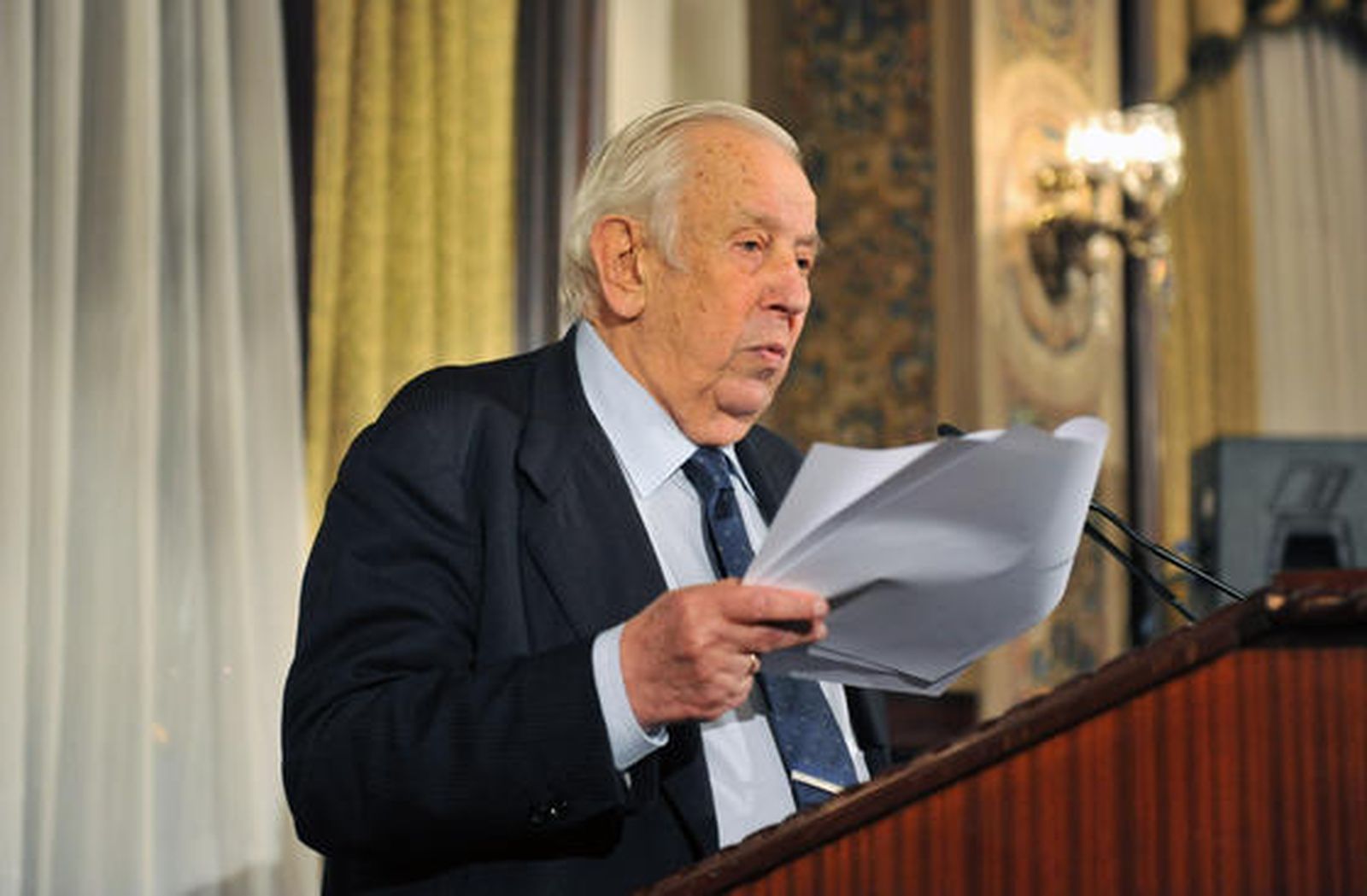 Manuel Olivencia, durante su intervención. / Reportaje gráfico: Antonio Pizarro / Juan Carlos Muñoz / Juan Carlos Vázquez