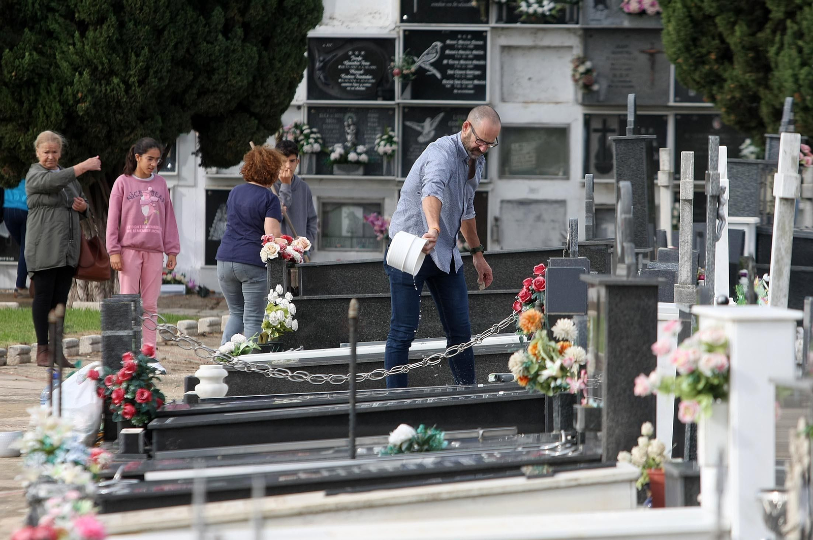 Imágenes del ambiente en el cementerio La Soledad, Huelva