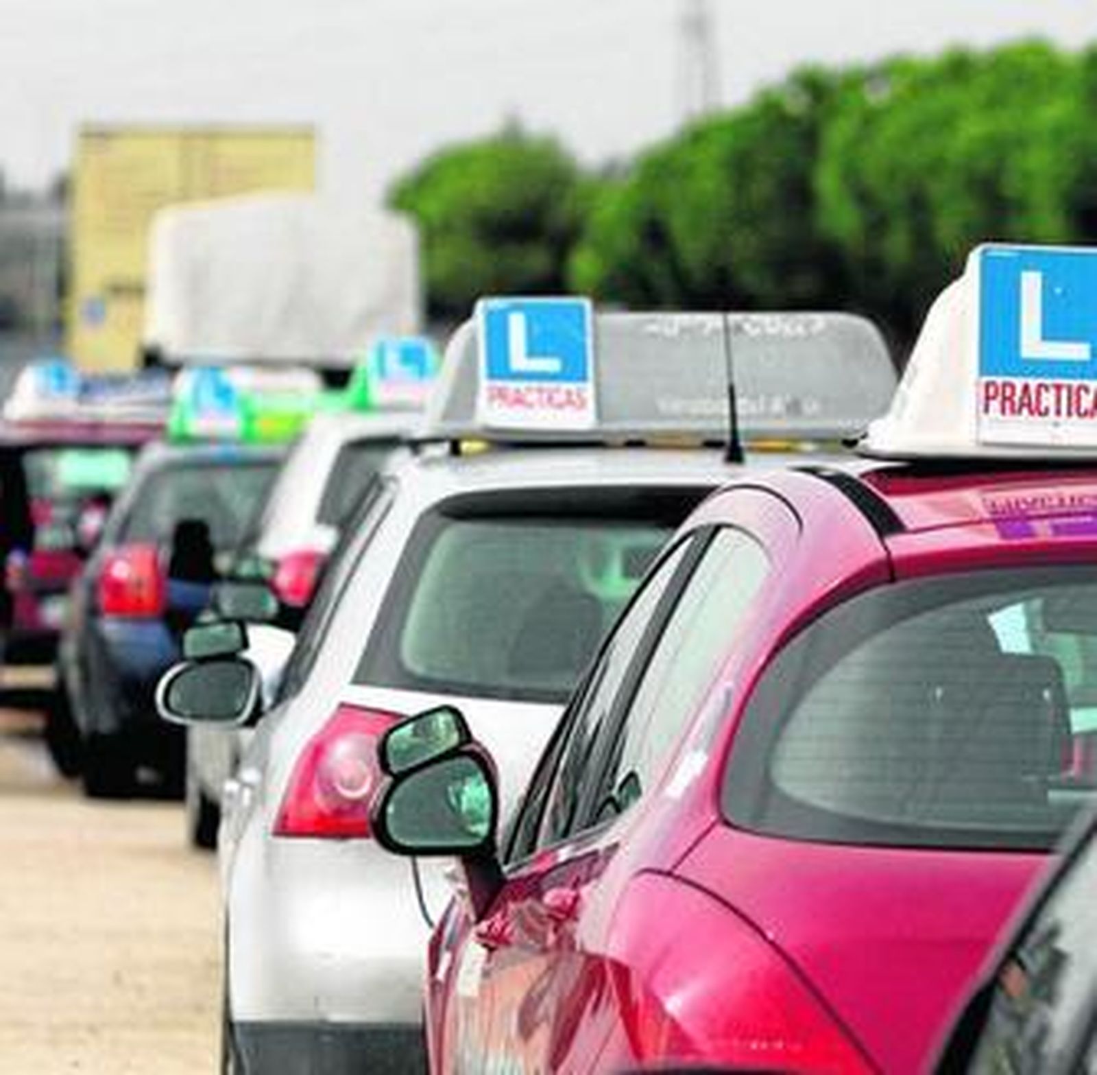 Los alumnos posponen las prácticas cuando conocen que el examen se retrasará varias semanas.