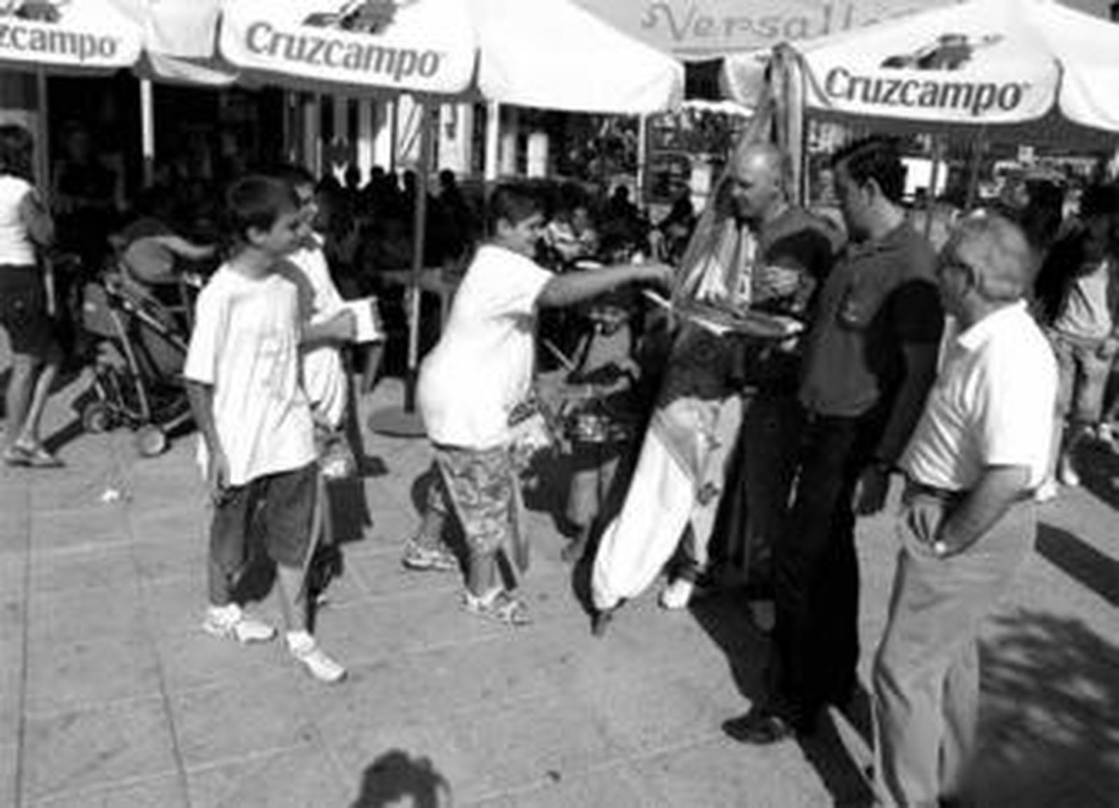 El Cascamorras pasea por Guadix poco antes de marcharse hacia Baza a por la imagen de la virgen.
