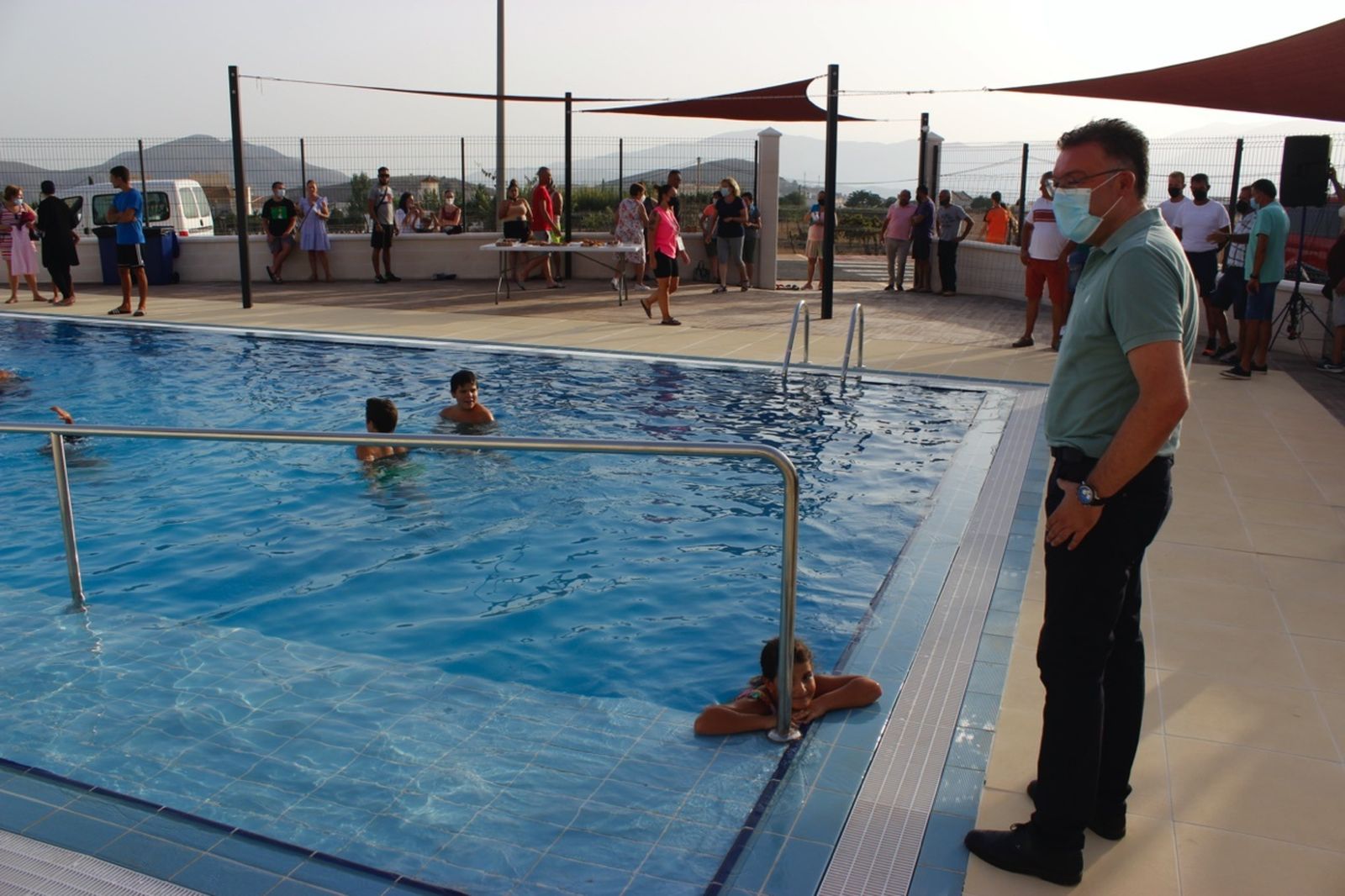 El alcalde supervisó el sábado la inauguración de la piscina.
