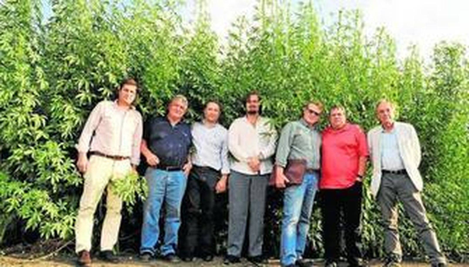 Los impulsores del proyecto de la plantación de kenaf, reunidos en torno a la hectárea experimental.