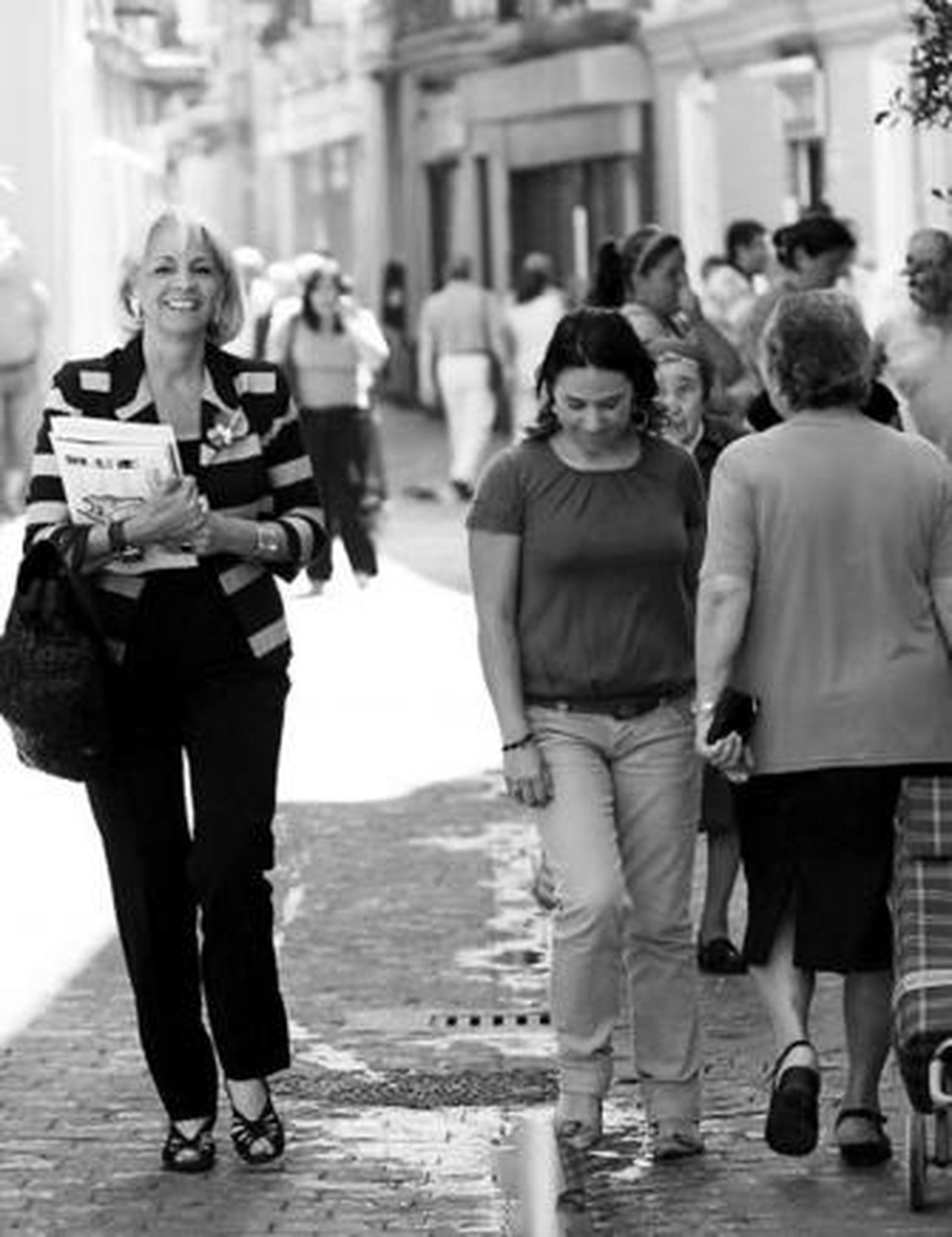 1. Por la Cruz Verde camino de La Viña 2. El acerado del Falla se remodelará y se creará una zona de descanso para los usuarios de la Casa de Viudas. 3. En La Caleta se apuesta por ampliar los servicios para los ciudadanos 4. La alcaldesa atiende a las reclamaciones de los vecinos durante su recorrido.