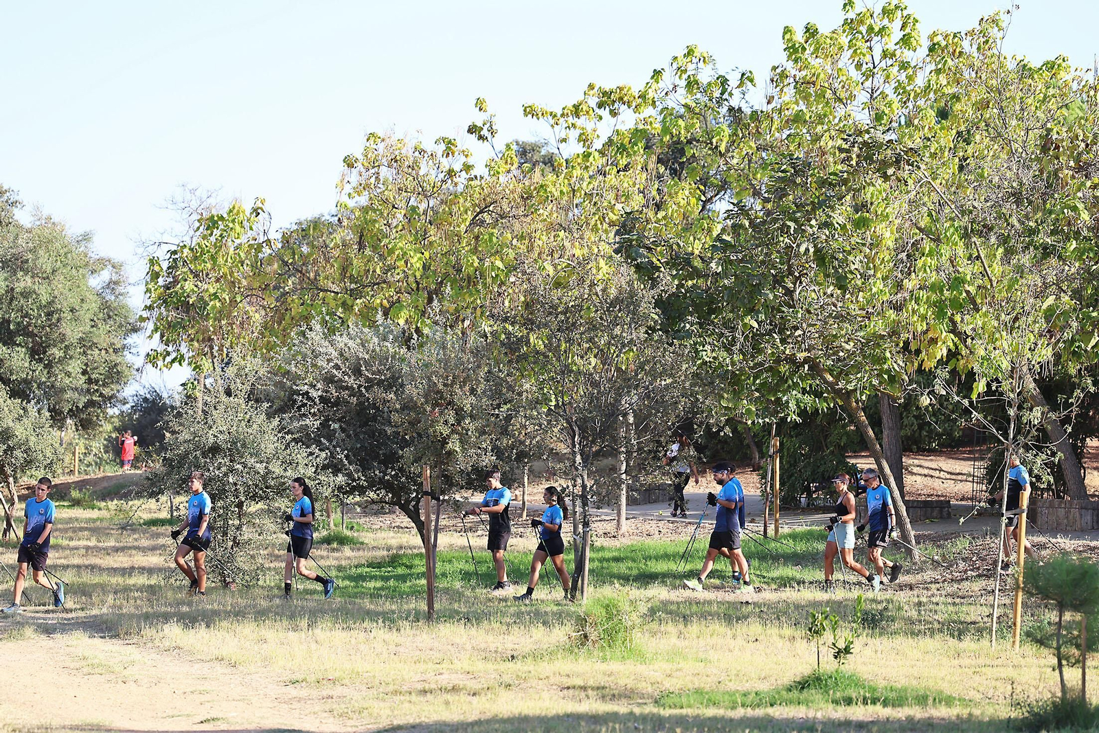 Imágenes de un entrenamiento de marcha nórdica del CD Multideportes