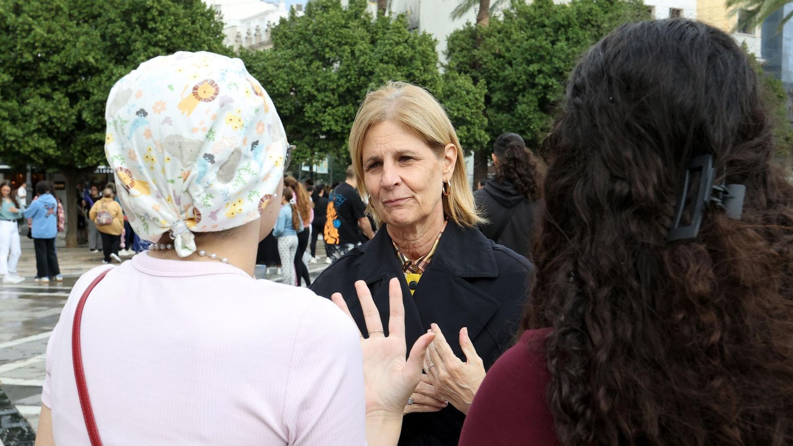 La alcaldesa, dialogando con la joven Alejandra.
