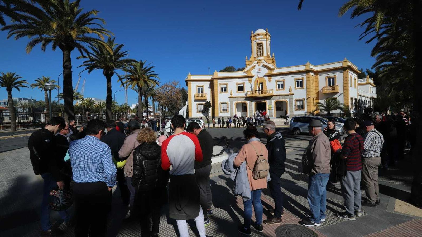 Largas colas en la Comandancia de Marina.