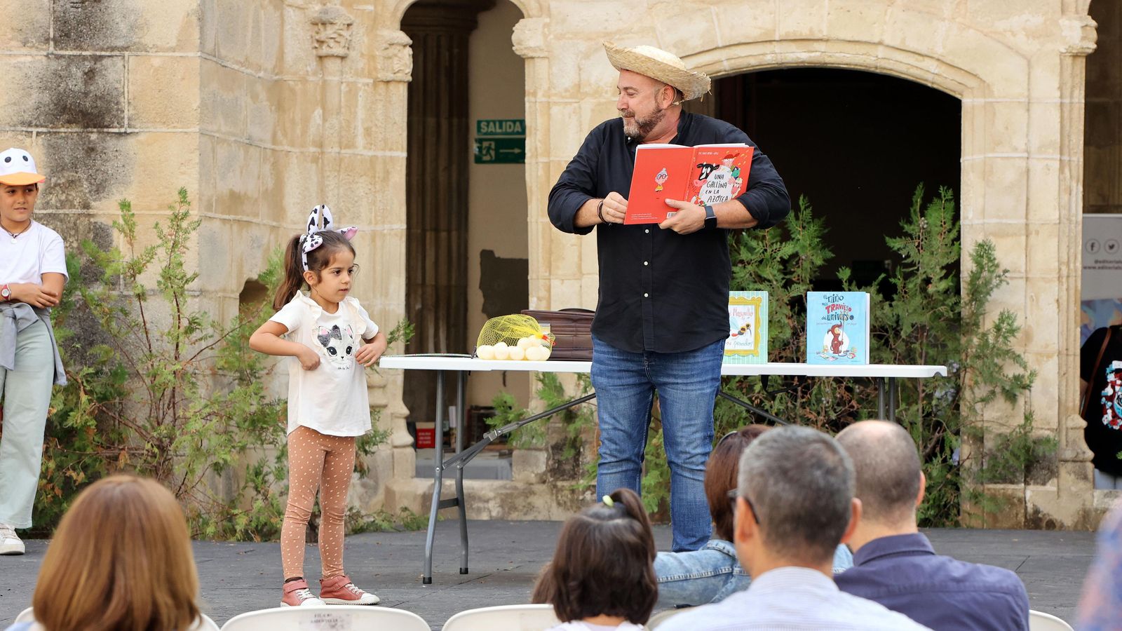 José Carlos Román, durante el cuentacuento de una de sus obras en la pasada Feria del Libro de Jerez.