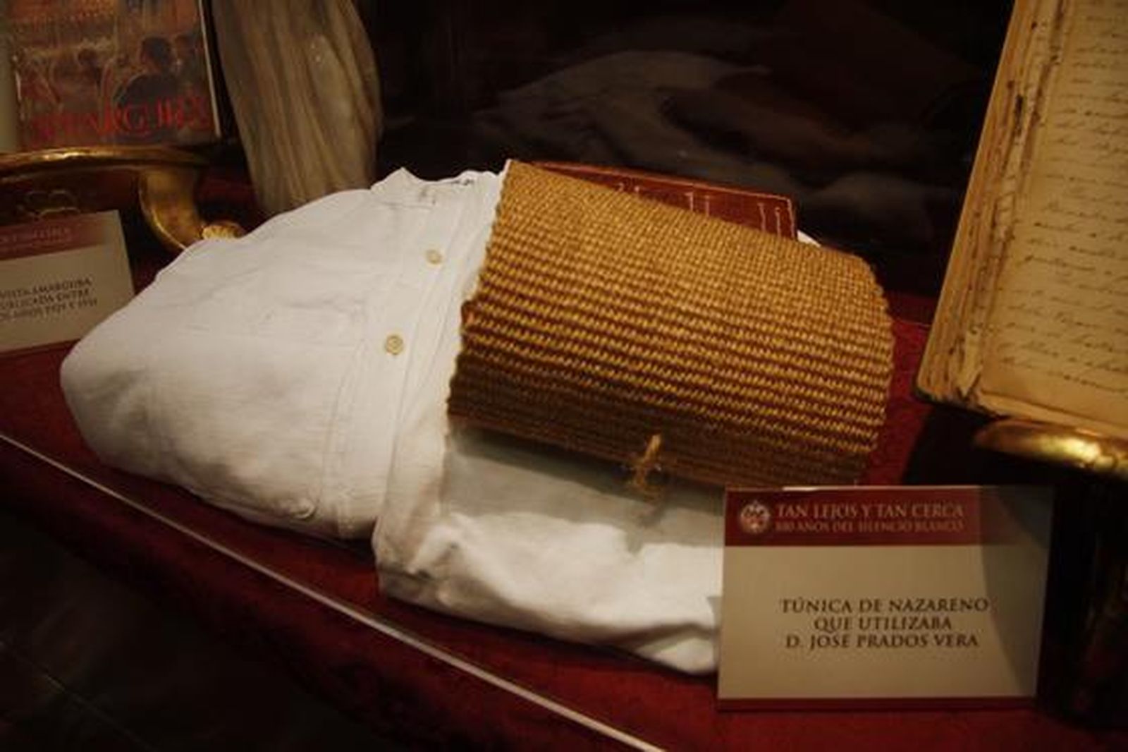 Los visitantes aprecian los objetos de la exposición "Tan lejos y tan cerca", de la Hermandad de la Amargura.

Foto: Belen Vargas