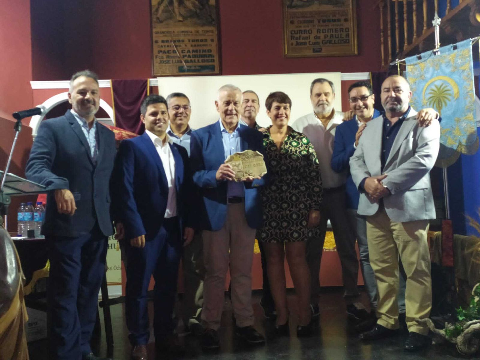 La junta directiva de la asociación Ángel Martínez, durante el acto de presentación de la Campaña de Navidad.