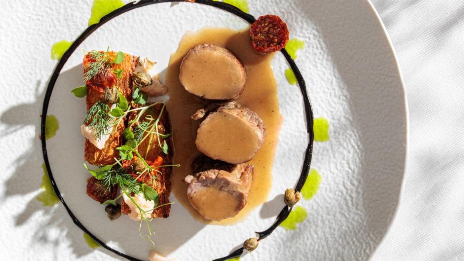 Lechazo D.O Valle de los Pedroches, salsa de mantequilla, anchoas y alcaparras.