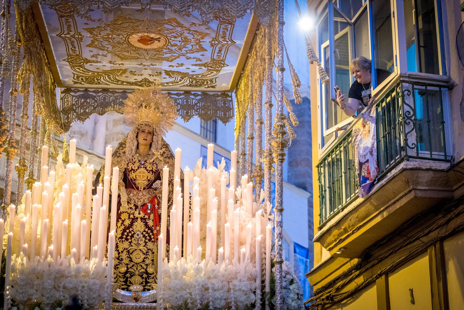 Imágenes de la salida del Nazareno en la Semana Santa de Cádiz 2025