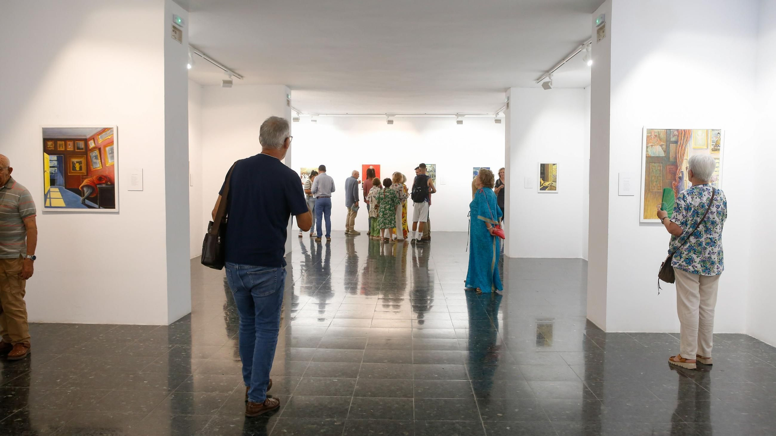 Las fotos de la exposición "Pasen y lean" de Enríque Martínez en la Casa de la Cultura de La Línea