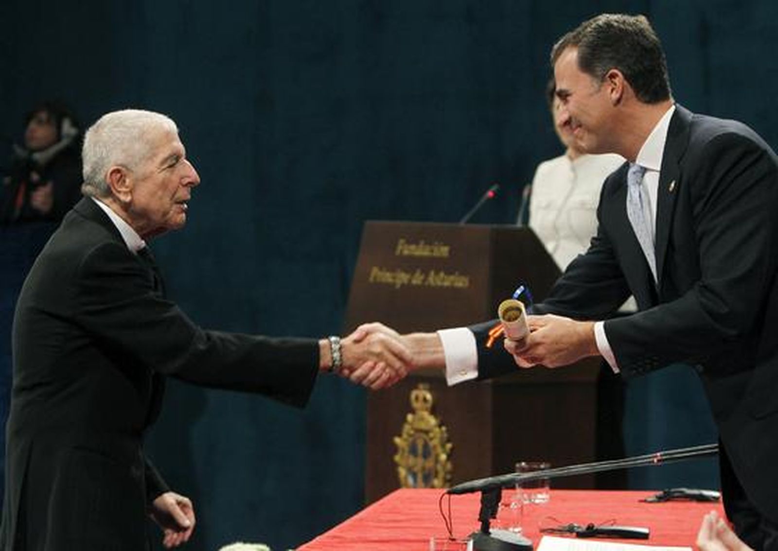 El poeta y cantante Leonard Cohen recoge su premio en la categoría de Letras. / EFE