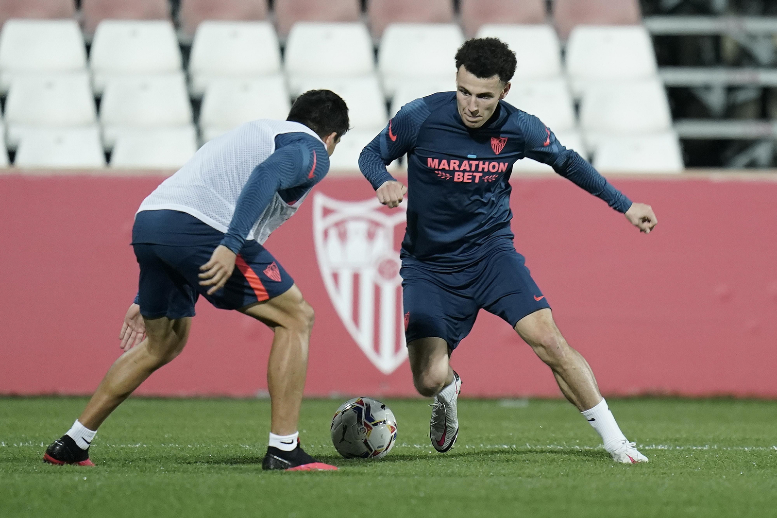 Idrissi inicia un regate ante Acuña en la sesión vespertina del Sevilla.