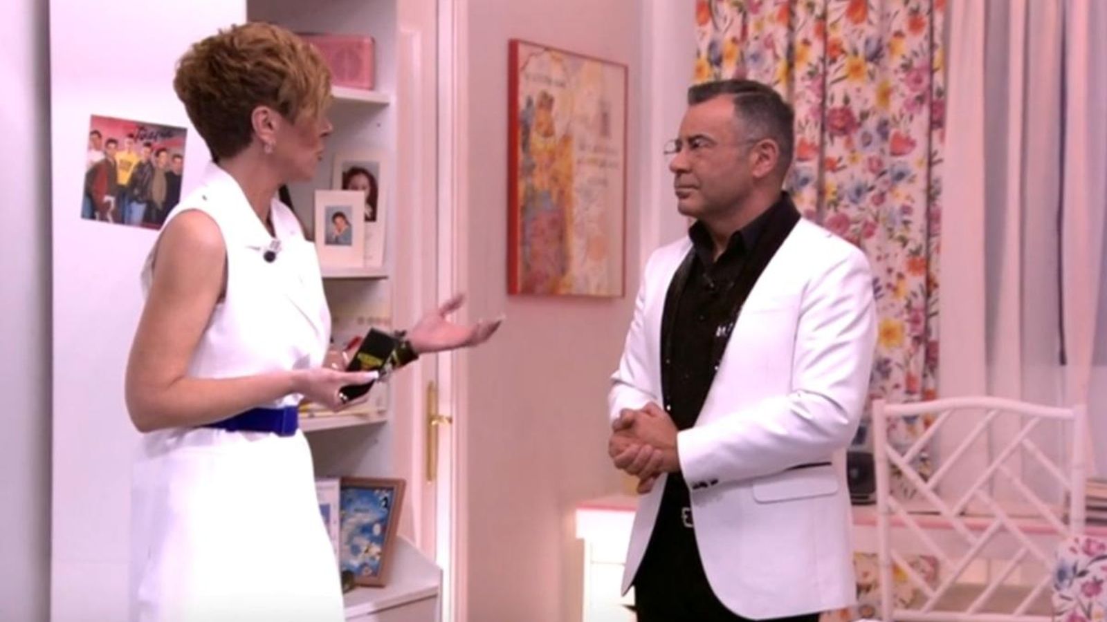 Rocío Carrasco con Jorge Javier Vázquez, el presentador, en su habitación en Montealto, reconstruida con todos sus cosas para el programa. Rocío Carrasco con Jorge Javier Vázquez, el presentador, en su habitación en Montealto, reconstruida con todos sus cosas para el programa.