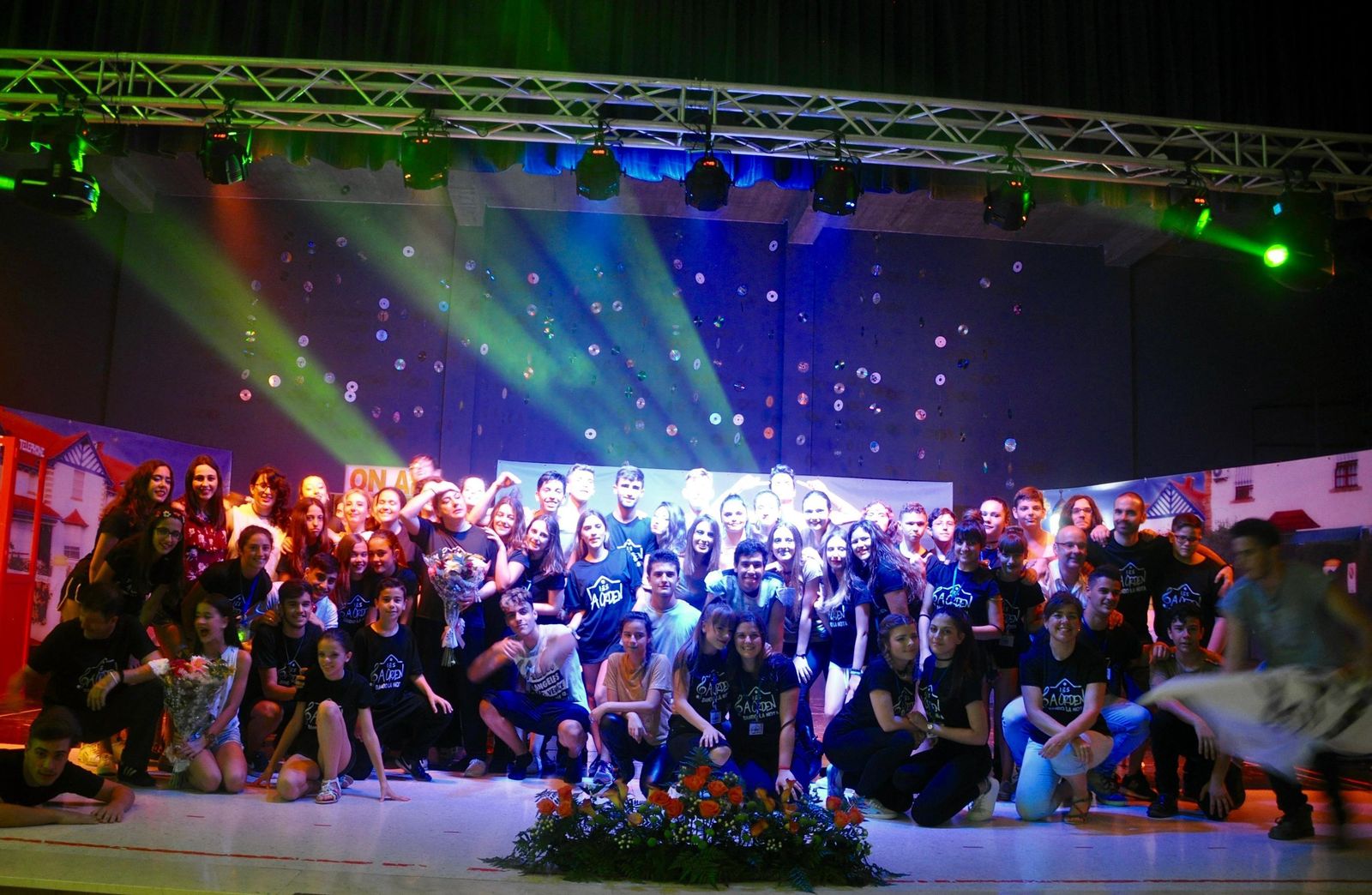 Foto de familia de los participantes en el espectáculo.