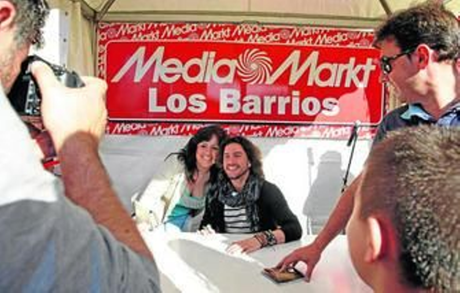 Manuel Carrasco se fotografía con una fan en la firma de discos organizada por Media Markt, ayer.