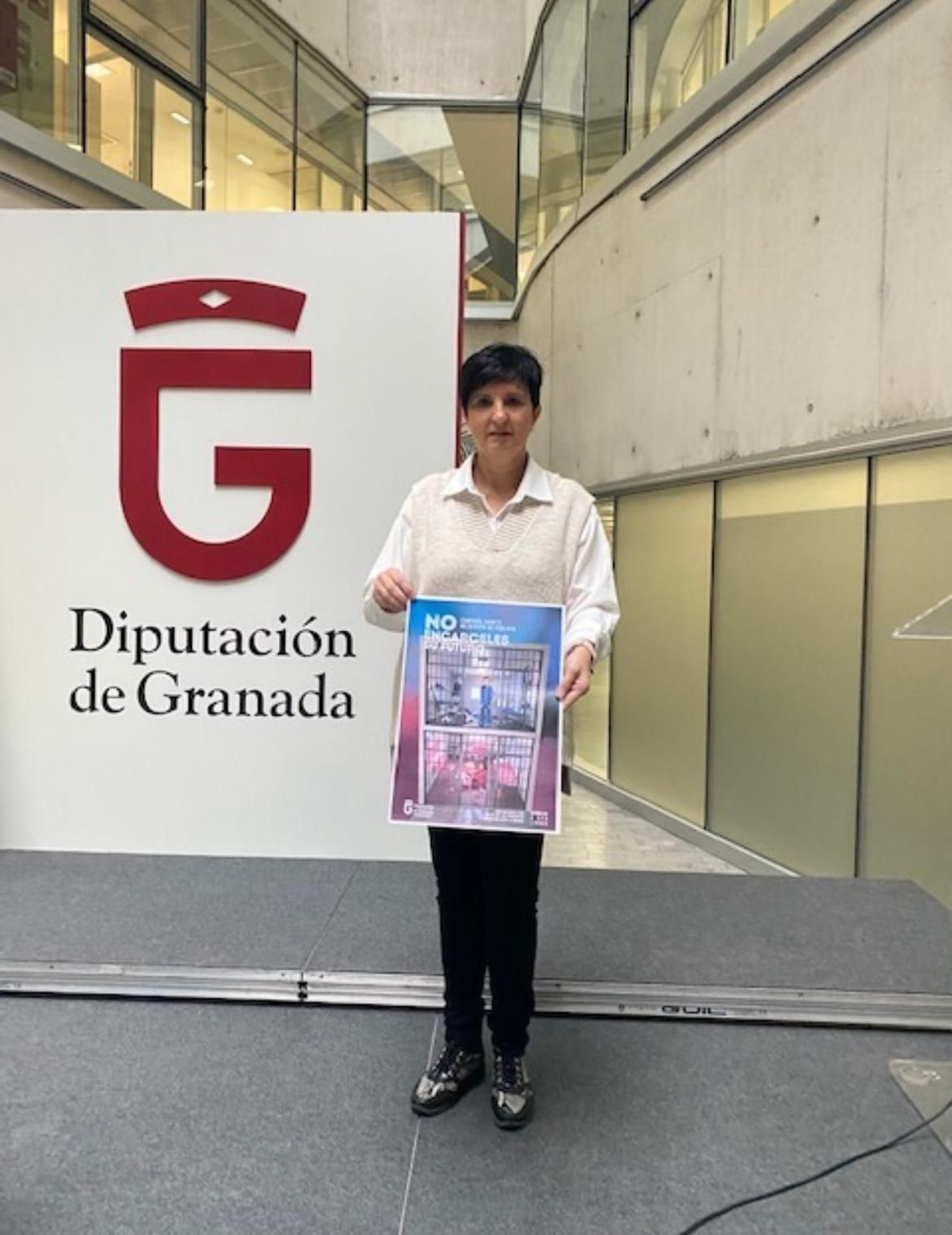 La diputada provincial, Mercedes Garzón, con el cartel de la campaña