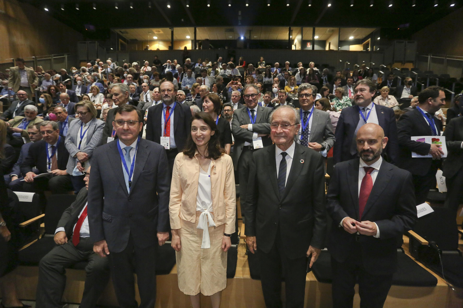 José Ángel Martínez, Pilar Llop, Francisco de la Torre y Javier Salas, en primer plano, junto al resto de participantes en el congreso. José Ángel Martínez, Pilar Llop, Francisco de la Torre y Javier Salas, en primer plano, junto al resto de participantes en el congreso.