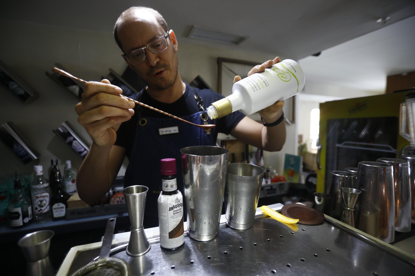 José Ropero prepara uno de los cócteles más famosos del local.