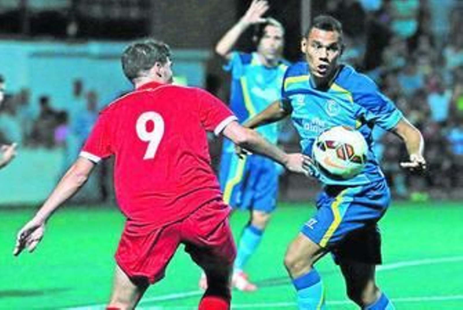 Kolodziejczak disputa un balón al utrerano Alberto Pozo.