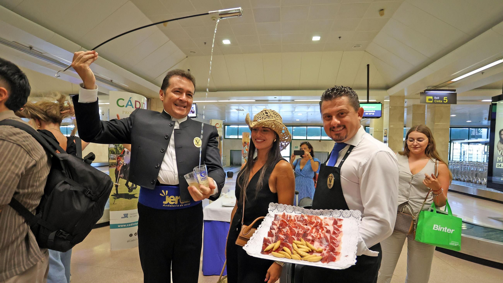 Así ha sido el recibimiento a los pasajeros del vuelo de Las Palmas de Gran Canaria en el Aeropuerto de Jerez