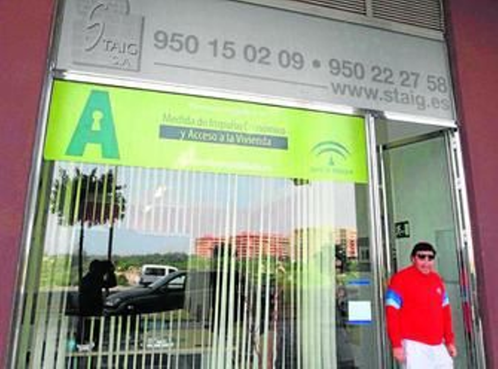 Un cliente sale de la oficina de la empresa Staig  en la avenida de la Vega de Acá.