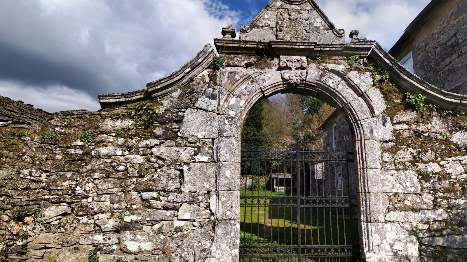 Entrada del Pazo de San Miguel, en Bacurín