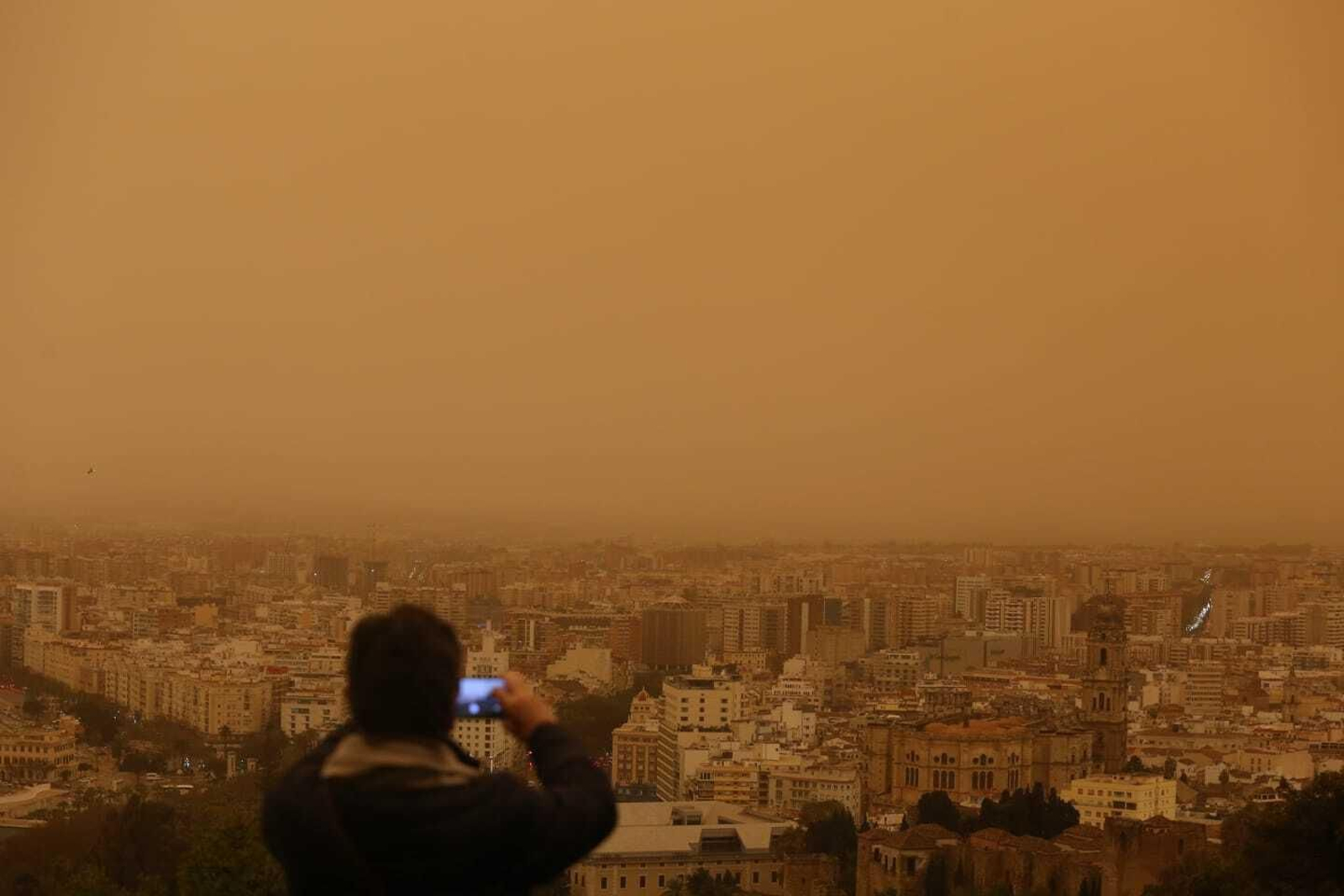 Fotos del efecto de la calima en Málaga y en sus coches