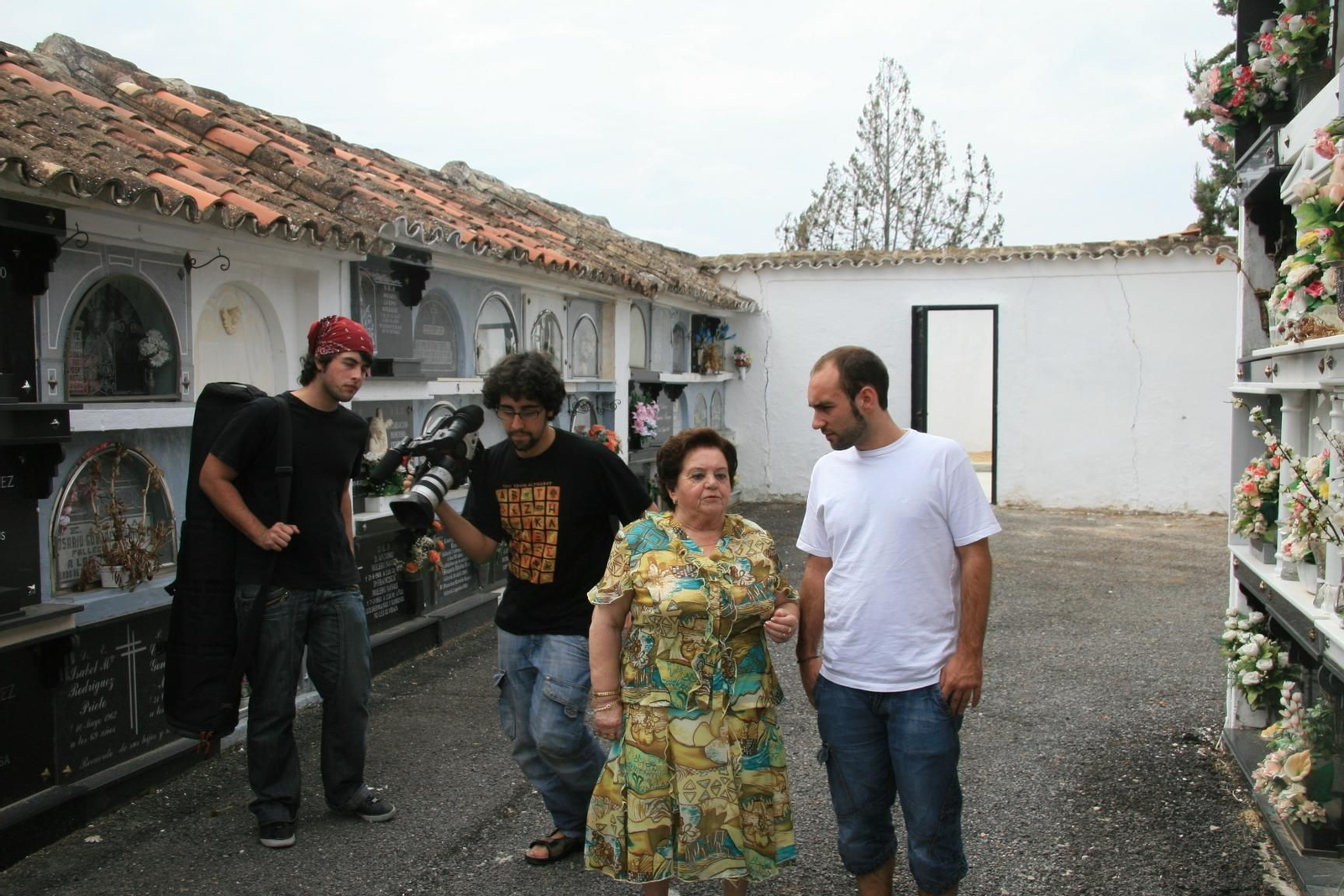 Un momento de la grabación del documental en el cementerio de Benamejí.