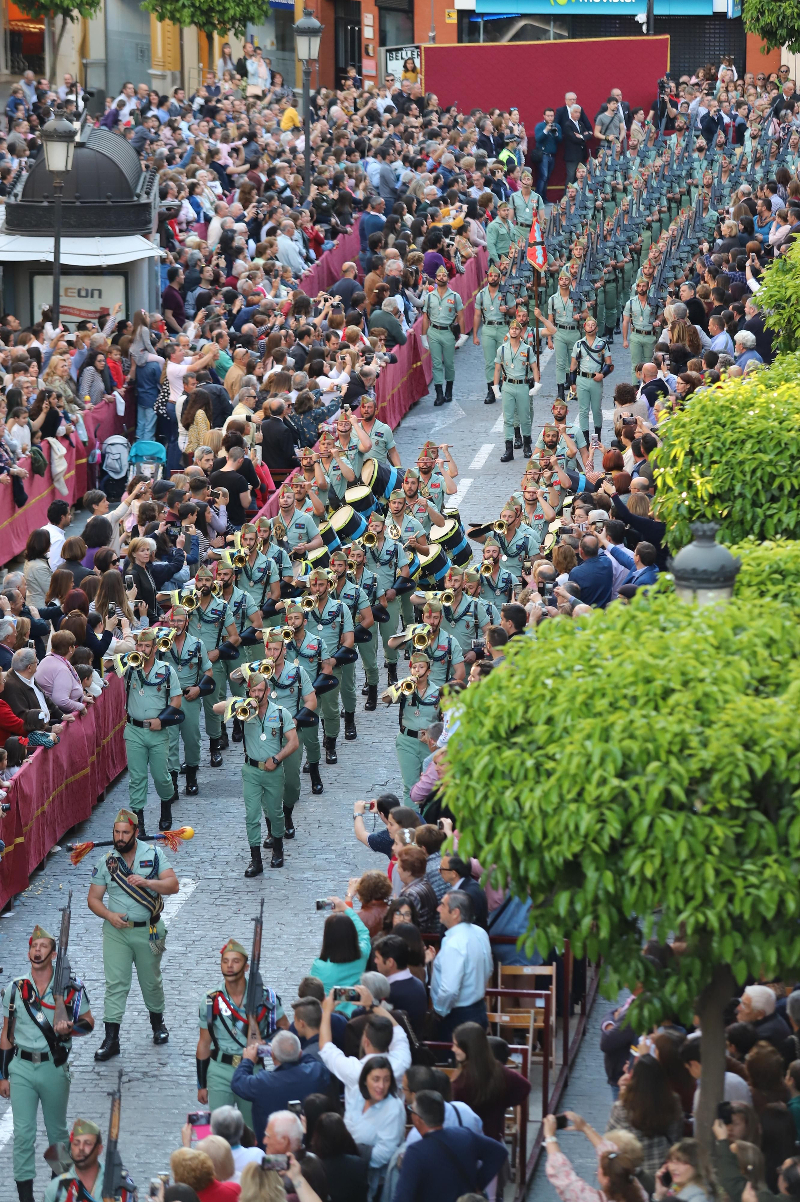 Procesión del Cristo de la Vera Cruz, escoltado por la Legión en las calles de Huelva