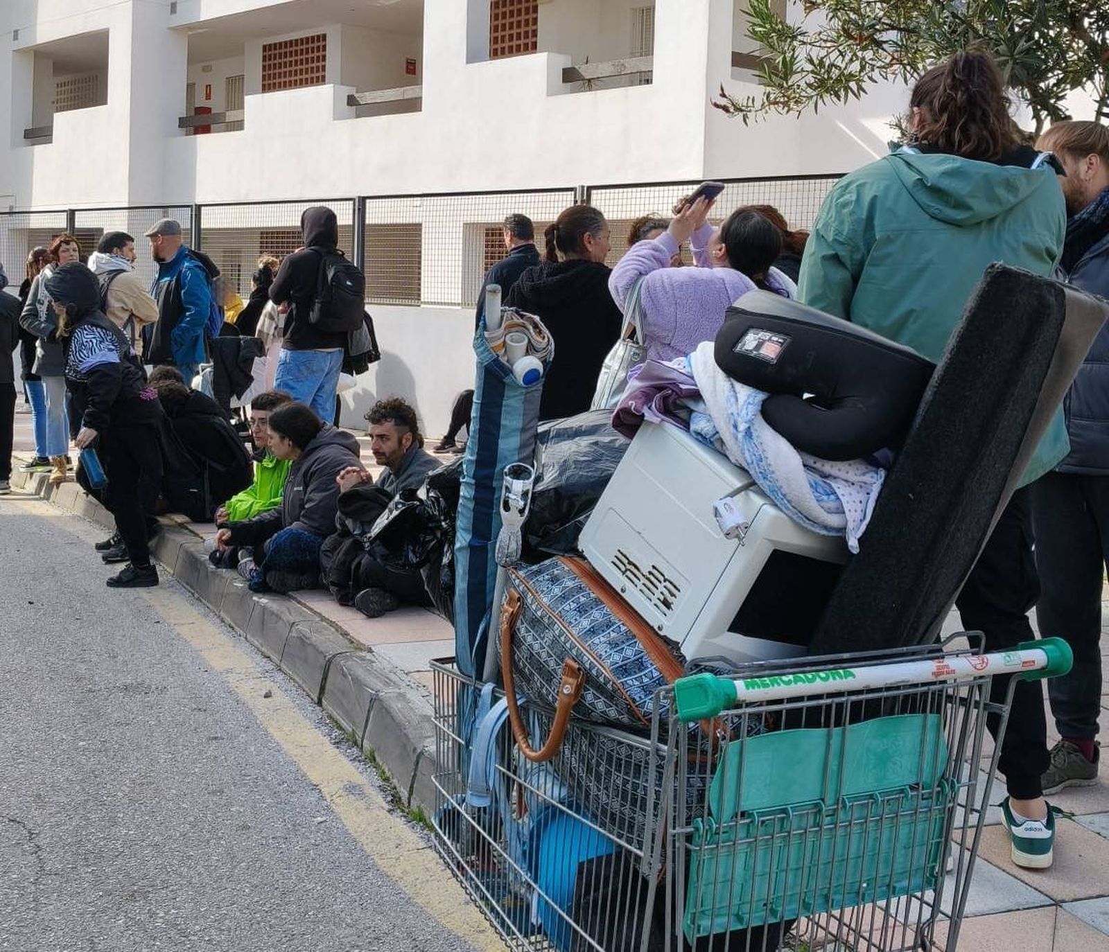 Unos 60 efectivos de la Guardia Civil desalojan a las 62 familias de ...