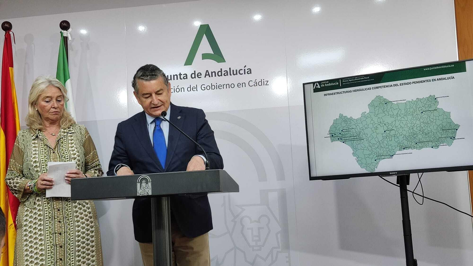 Antonio Sanz con Mercedes Colombo presentan el decreto de la sequía en Cádiz.