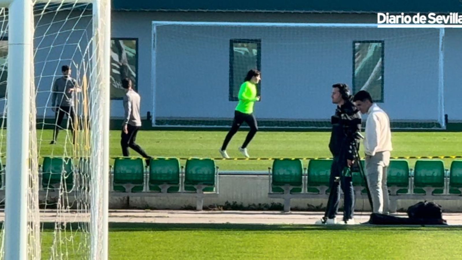 Bellerín entrena sobre el césped al margen del grupo