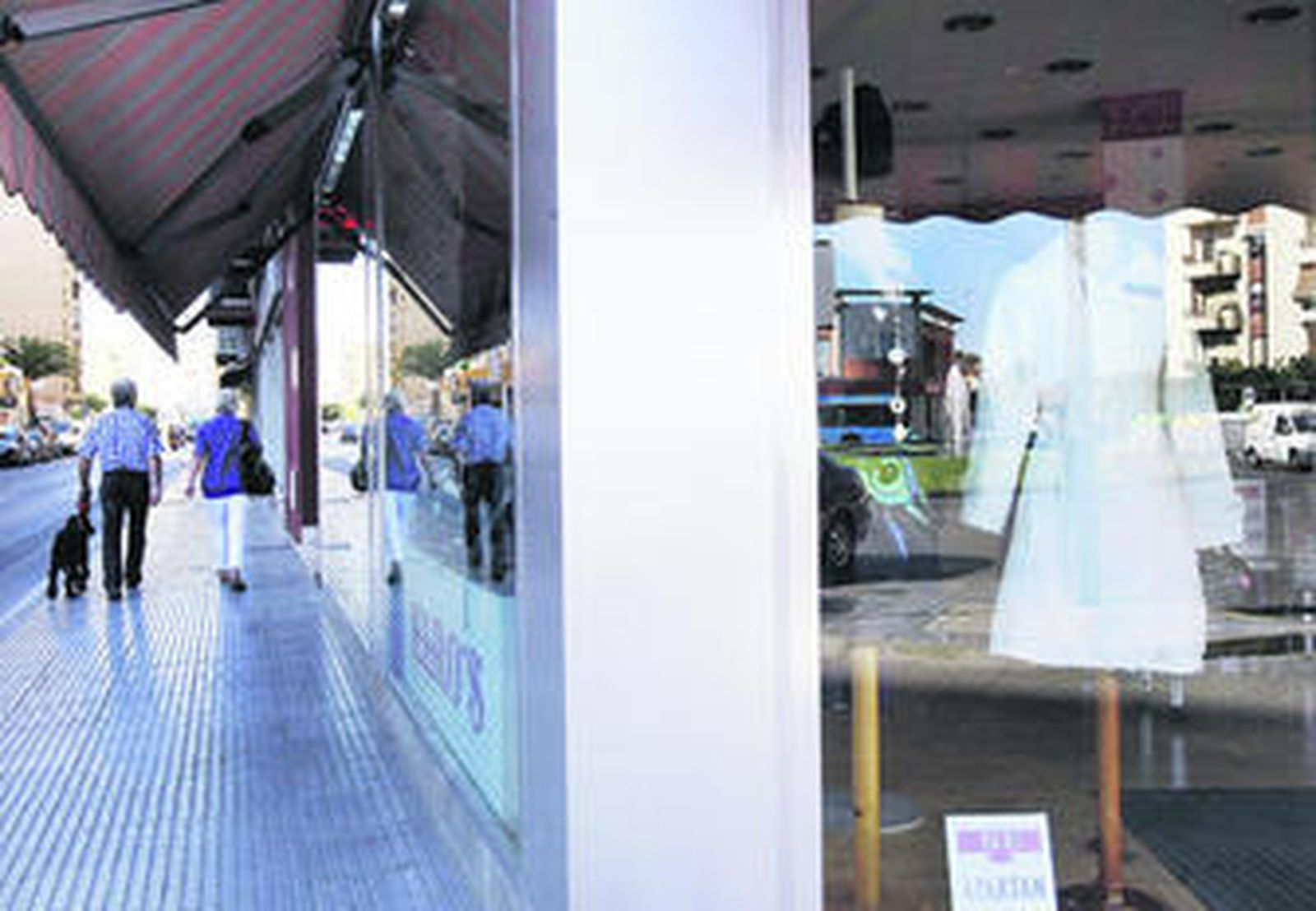 Un escaparate del centro de la ciudad, con ropas de invierno.