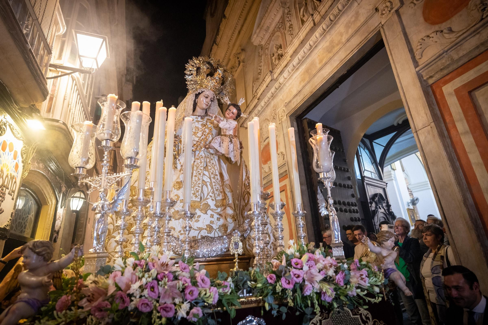 Imágenes de la primera salida de la Virgen del Rosario