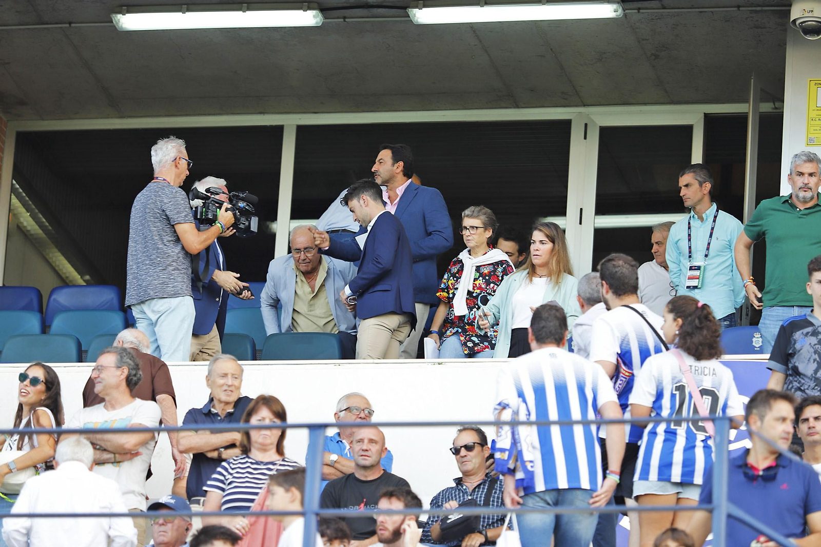 Imágenes del ambiente en el Recreativo de Huelva y Antequera CF