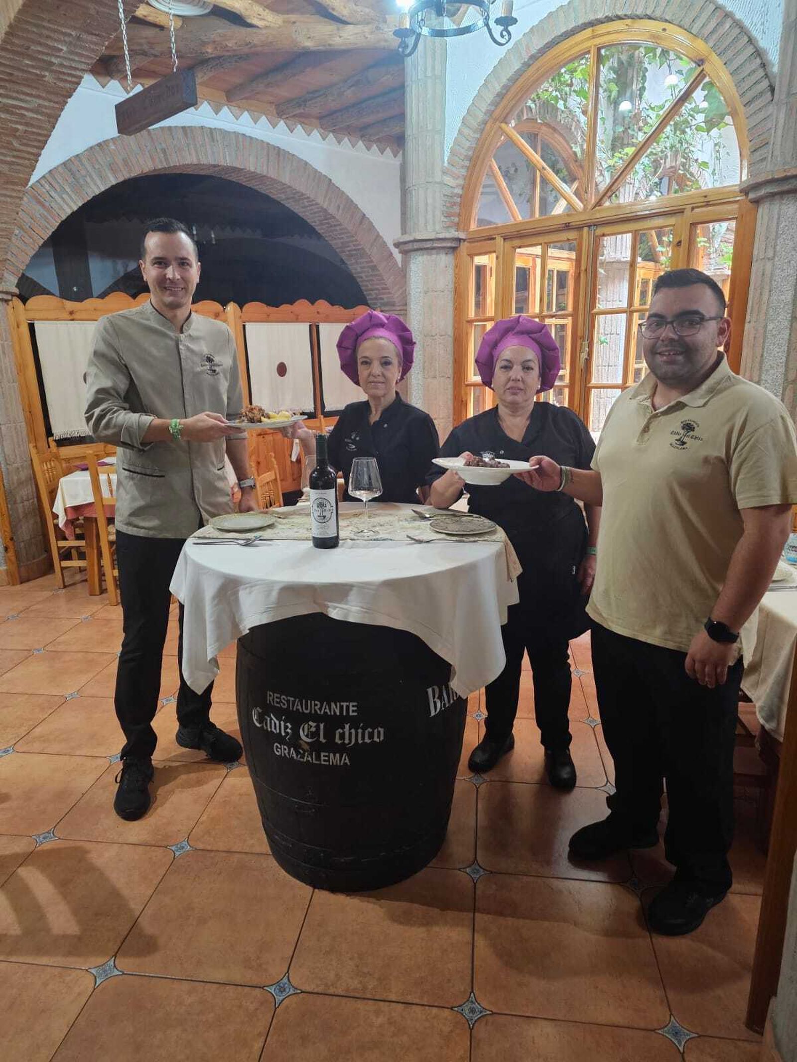 Dos de las tres generaciones del resturante Cádiz  El Chico, en Grazalema.